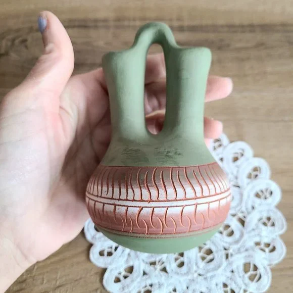 Navajo hand made pottery red clay wedding vase signed by artist. - Picture 4 of 9